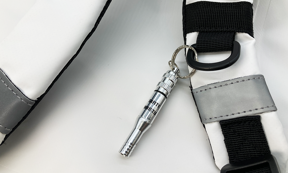 Dカンにホイッスル装着